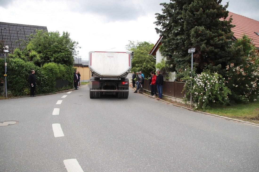 Dießfurt. Lastwagen auf den Straßen Dießfurts sind ein alltägliches Bild im Dorf. Birgt die Engstelle an der Dorfstraße ein zu hohes Risiko?  Eine halbe Stunde lang beobachtet Andreas Eckert die enge [&hellip;]