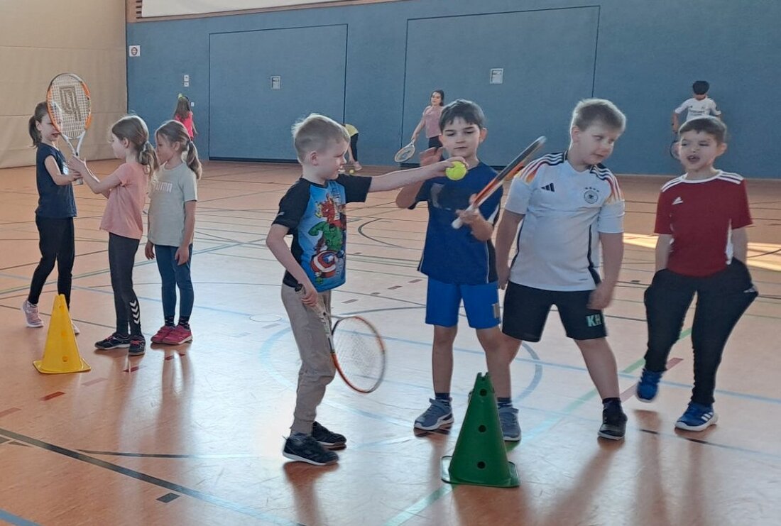 Pressath. An der Grundschule probierten Mädchen und Jungen der ersten und zweiten Klassen Tennis beim Schnuppertraining des TSV Pressath aus. Spielerisch lernten sie Ball und Schläger kennen – mit viel Bewegung und Freude.