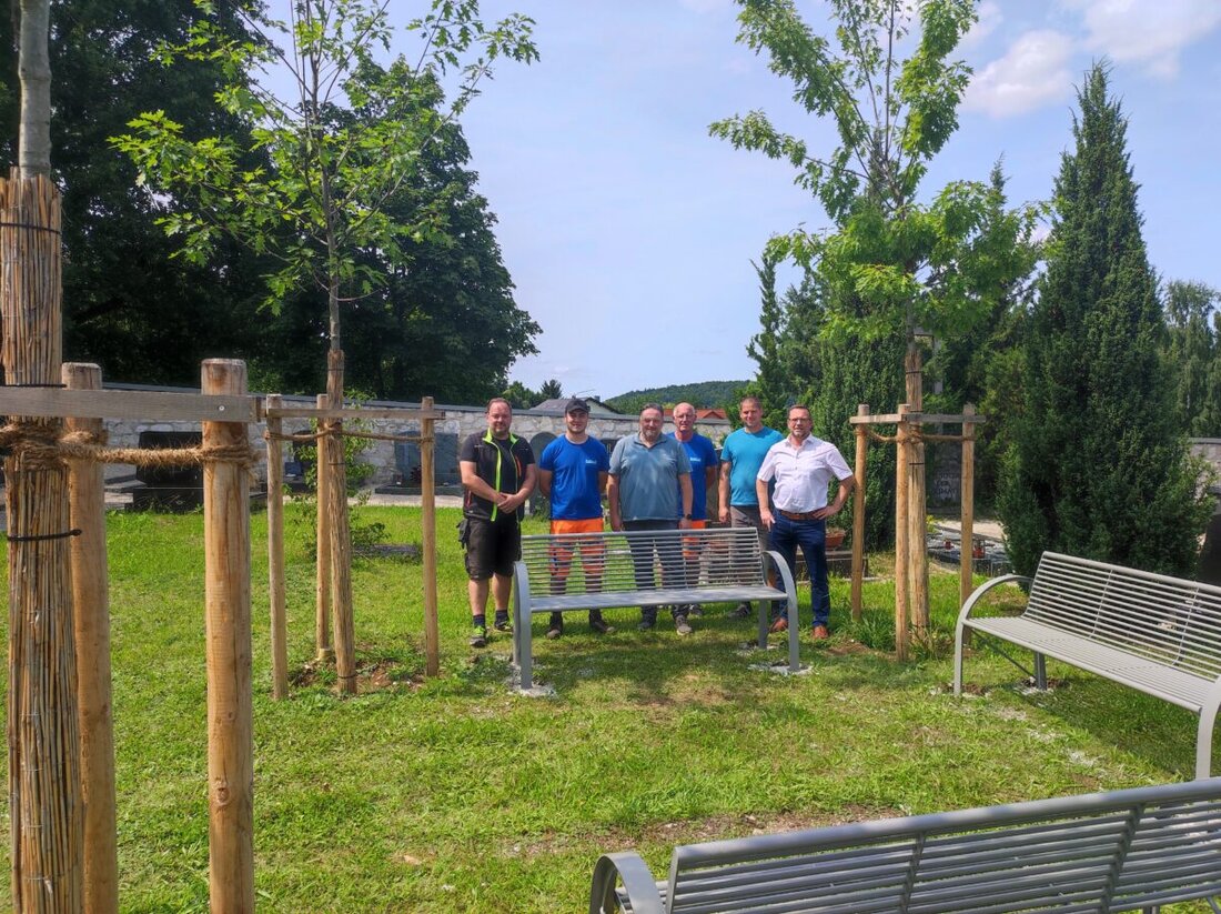 Teublitz. Der Friedhof in Teublitz bietet nun neue Sitzbänke und einen Meditationskreis zum Verweilen und Gedenken. Die Gestaltung fördert das Innehalten und die soziale Begegnung.