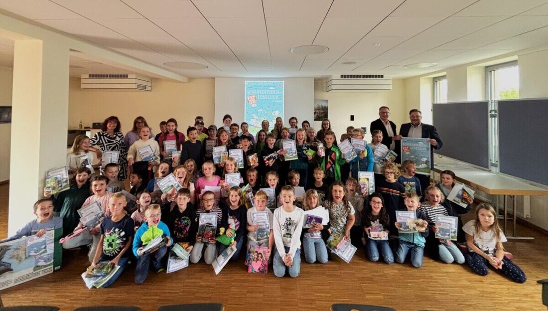 Teublitz. Der Sommerferien-Leseclub der Stadtbücherei Teublitz zog mit 76 Kindern und Jugendlichen viele Teilnehmende an und Sophia Götz gewann den Hauptpreis. Die Preisverleihung im September bestätigte den Erfolg des Programms, das junger Leserschaft Freude bereitet.