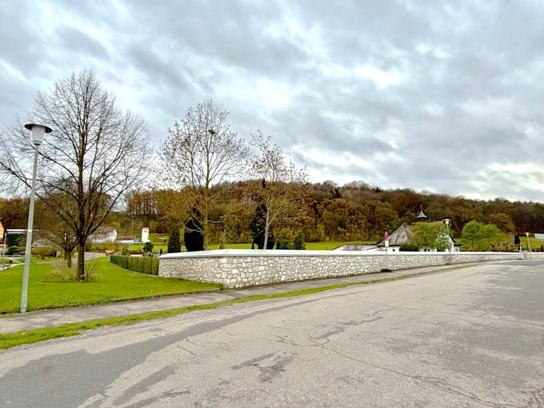 Teublitz. Der Wochenmarkt findet ab dem 17. Januar 2025 wieder jeden Freitag von 8 bis 13 Uhr entlang der Friedhofsmauer statt, mit diversen Anbietern und Parkplätzen nebenan.