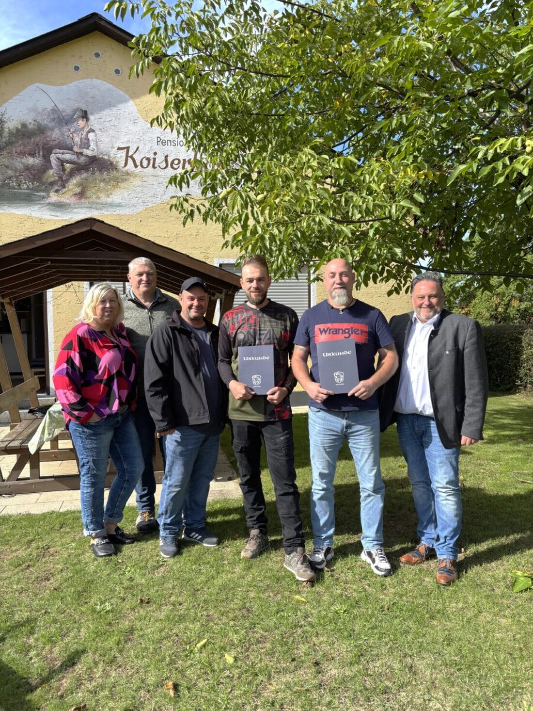 Teublitz. Zwei Angler wurden am Koiserhof in Kuntsdorf für 15 Jahre Urlaubstreue geehrt, Bürgermeister Thomas Beer gratulierte und Teublitz gilt als Angler-Hotspot.