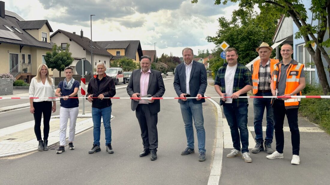 Teublitz. Die Münchshofener Straße wurde Ende Mai 2025 nach fast zwei Jahren Ausbauzeit offiziell für den Verkehr freigegeben, um die Infrastruktur zu modernisieren. Das Projekt kostete 3,9 Millionen Euro, wobei der Freistaat Bayern Fördergelder in Höhe von 1,6 Millionen Euro beisteuerte.