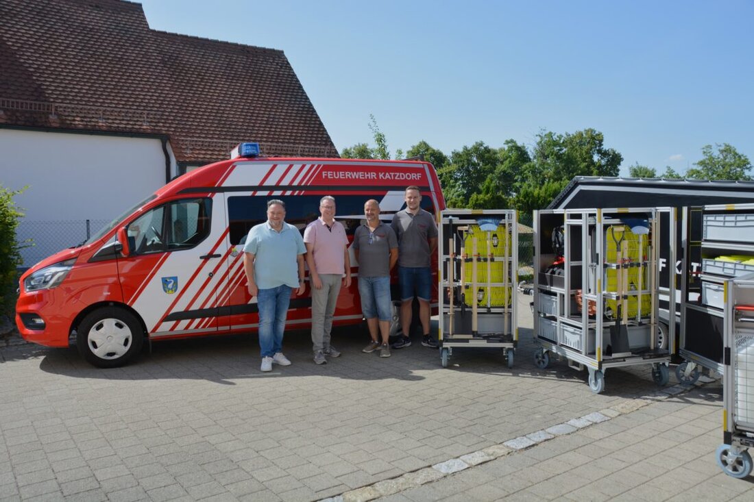 Teublitz. Die Stadt Teublitz übergab eine neue Waldbrandausrüstung an die Freiwillige Feuerwehr Katzdorf, um gezielt gegen die steigende Waldbrandgefahr vorzugehen. 