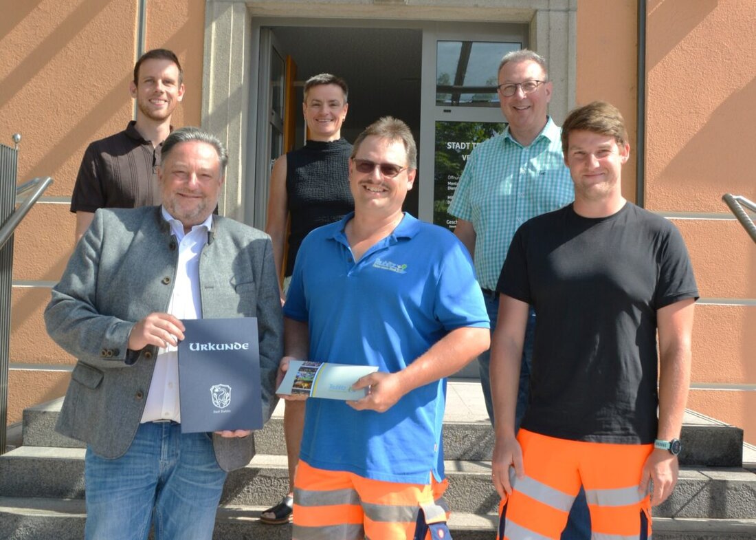 Teublitz. Kirk Mahan hat seine Fortbildung zur Fachkraft für Wasserversorgungstechnik erfolgreich abgeschlossen, um die Qualität der Trinkwasserversorgung in Teublitz sicherzustellen. Er sammelte zuvor Berufserfahrung in verschiedenen Bereichen und absolvierte die Weiterbildung bei der Bayerischen Verwaltungsschule.