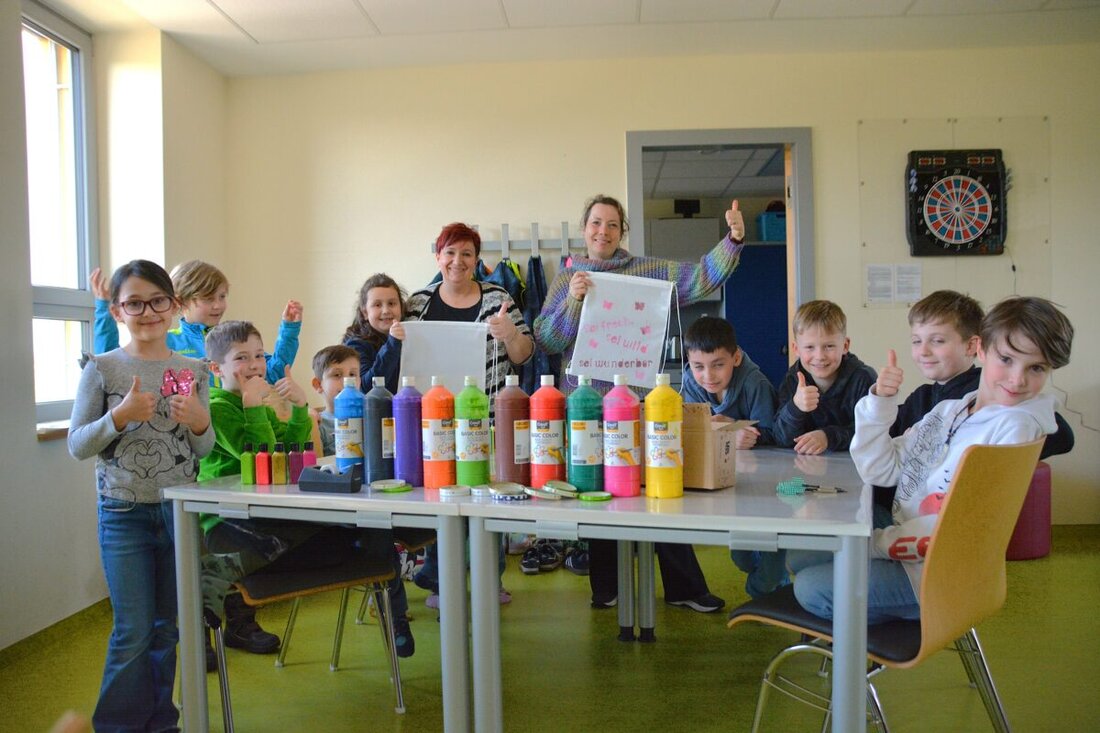 Teublitz. Ende März 2025 gestalteten Kinder und Jugendliche im Jugendtreff Teublitz bunte Geschenktaschen für die Tafel, um Bedürftigen eine Freude zu machen.