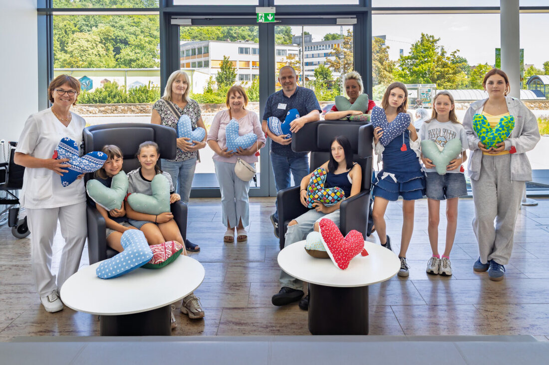 Teublitz. Schülerinnen der Telemann-Schule fertigten in einer AG Herzkissen für Brustkrebspatientinnen im Schwandorfer Krankenhaus an. Finanziert wurde das Projekt durch den Verkauf von Weihnachtsbäumchen.
