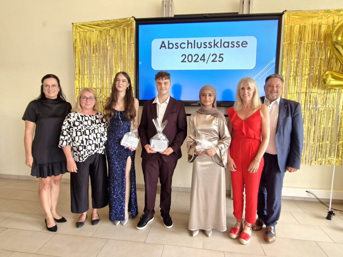 Teublitz. Bei der Mittelschul-Abschlussfeier wurden herausragende Leistungen und soziales Engagement gewürdigt. Fast alle Absolventen haben eine Ausbildungsstelle oder setzen die Bildung fort, drei Schüler erzielten Topnoten.