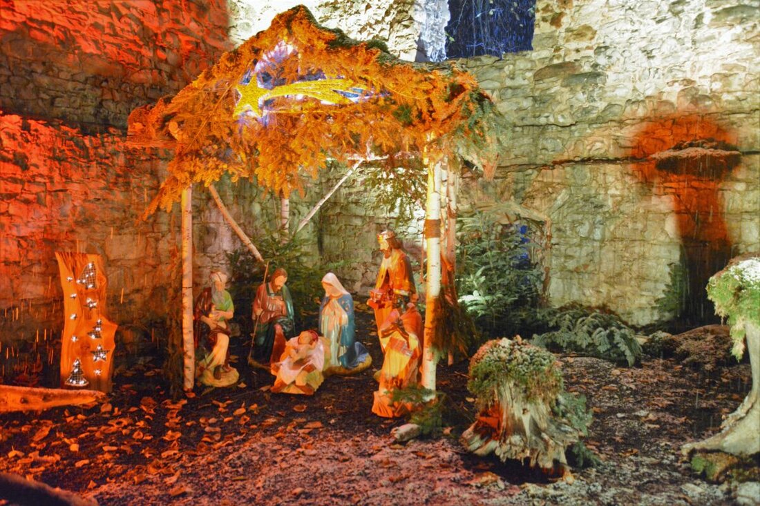 Teublitz. Der Weihnachtsmarkt lockt vom 6. bis 8. Dezember 2024 mit kulinarischen Angeboten, Kunsthandwerk und einem Musikprogramm. Höhepunkte sind die detailreiche Krippe und der Besuch des Nikolauses.