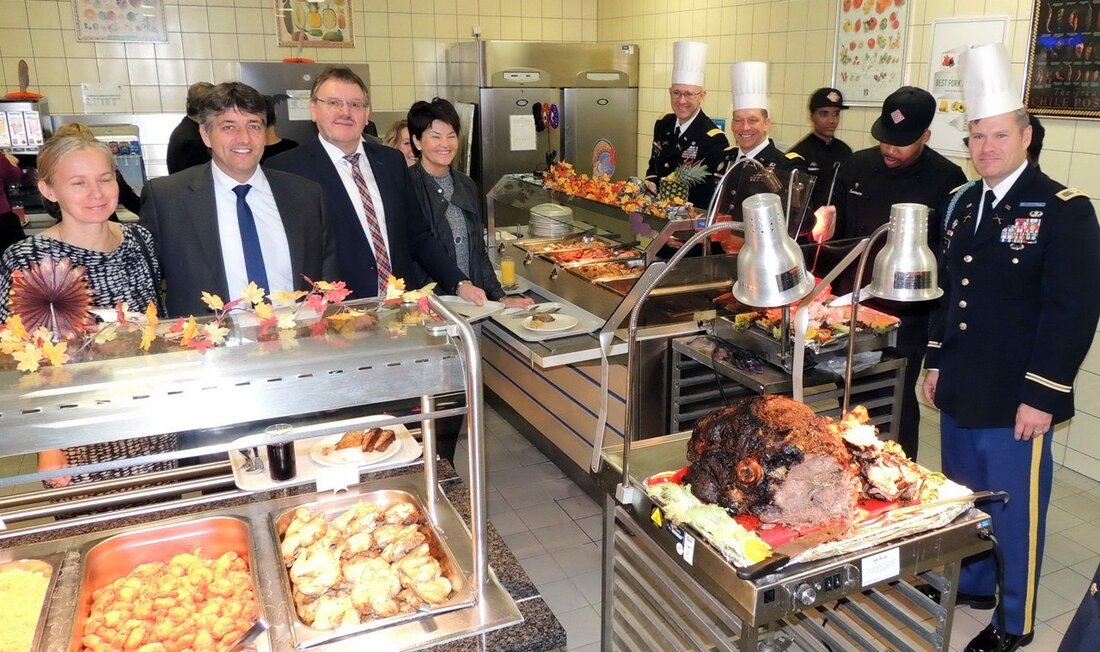 Grafenwöhr. “Happy Thanksgiving und danke für die Freundschaft in unserem Gastland Bayern”, begrüßte der Kommandeur der US-Armee-Garnison Bavaria, Oberst Lance Varney die Gäste beim großen Thanksgiving Lunch. In die Dining [&hellip;]