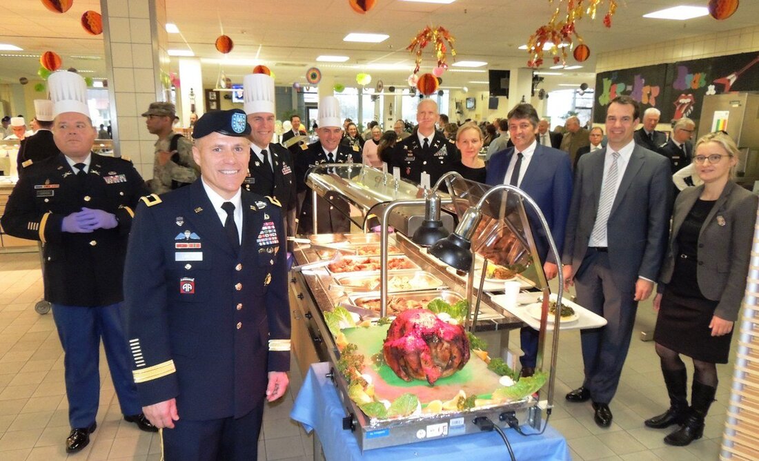 Grafenwöhr. Truthähne, Pork, Beef und leckere Desserts tischte die US-Armee Garnison Bavaria den Ehrengästen sowie den Soldaten und ihren Familien beim traditionellen Thanksgiving Lunch auf. Brigadegeneral Christopher LaNeve dankte für [&hellip;]