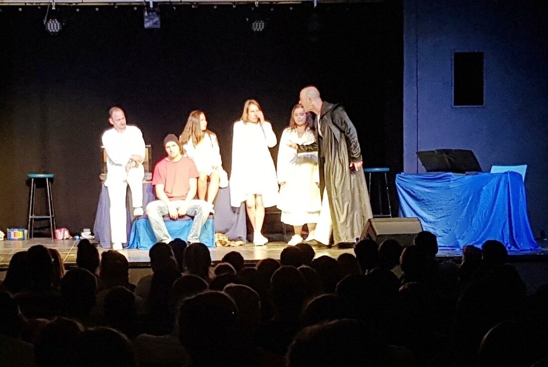 Weiden. Zwei Klassen der Gustl-Lang-Wirtschaftsschule besuchten das Theaterstück „Wilder Panther, Keks!“ zur Suchtprävention im Jugendzentrum Weiden. Das Theaterprojekt „Sehnsucht“, gegründet von Fred Buchalski, wurde dabei vom Jugendzentrum nach Weiden eingeladen. Im [&hellip;]