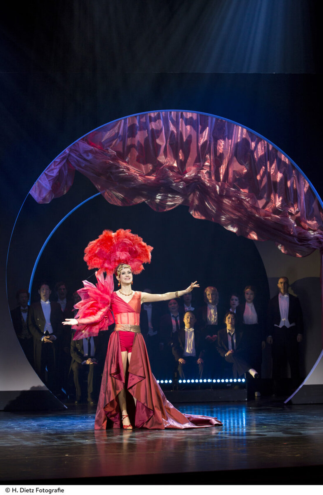 Amberg. Am Sonntag, 12. April 2026, bringt das Theater Hof Emmerich Kálmáns Operette Die Bajadere um 19.30 Uhr auf die Bühne des Stadttheaters. Vorab gibt es um 18.45 Uhr eine kurze Werkeinführung in das Musiktheatergastspiel.