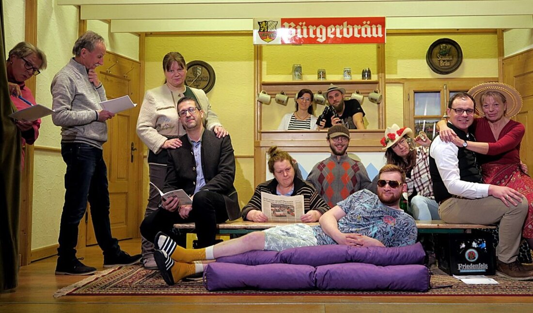 Letzau. Die Theatergruppe Letzau präsentiert das Lustspiel "Die Wüste blüht", welches Verwicklungen und Liebschaften in drei Akten humorvoll aufarbeitet. Vorstellungen finden vom 25. April bis 3. Mai mit ausgelassener Stimmung und Verpflegung in den Pausen statt.