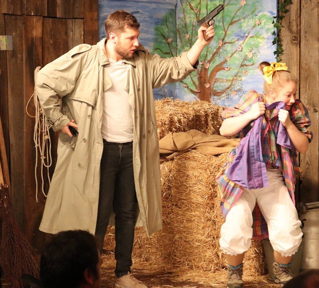 Schwarzenbach. Wer sich das Leben auf einer Alm beschaulich vorstellt, wird hier eines Besseren belehrt. Neben einem Möchtegern-Sternchen und einem Medium treiben sich da noch Gangster herum. Dazwischen die Schwestern Trudi [&hellip;]