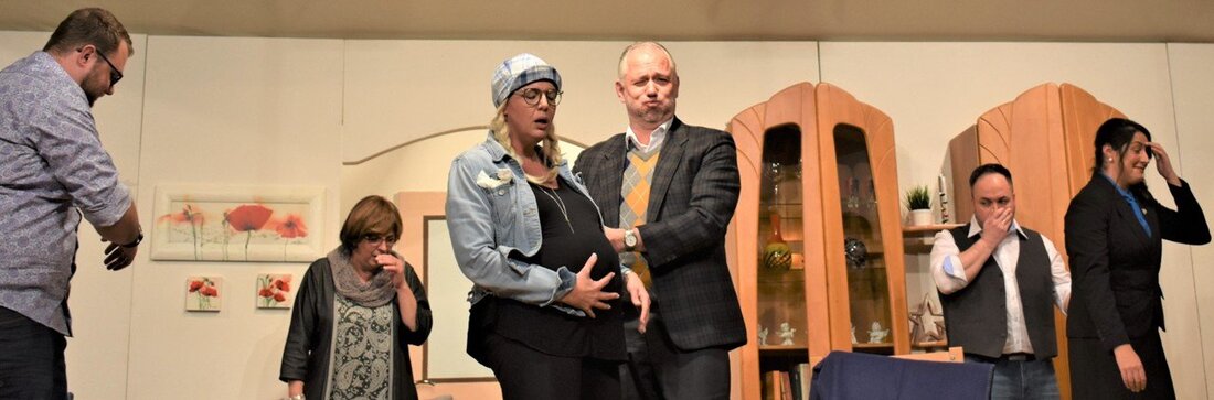 Grafenwöhr. Der Titel war Programm: “Alexander Durcheinander” führt zu Verwicklungen am laufenden Band, die natürlich auch die Lachmuskeln der Zuschauer enorm strapazieren. Von Renate Gradl  Es waren einmal mehr Glanzleistungen, die [&hellip;]