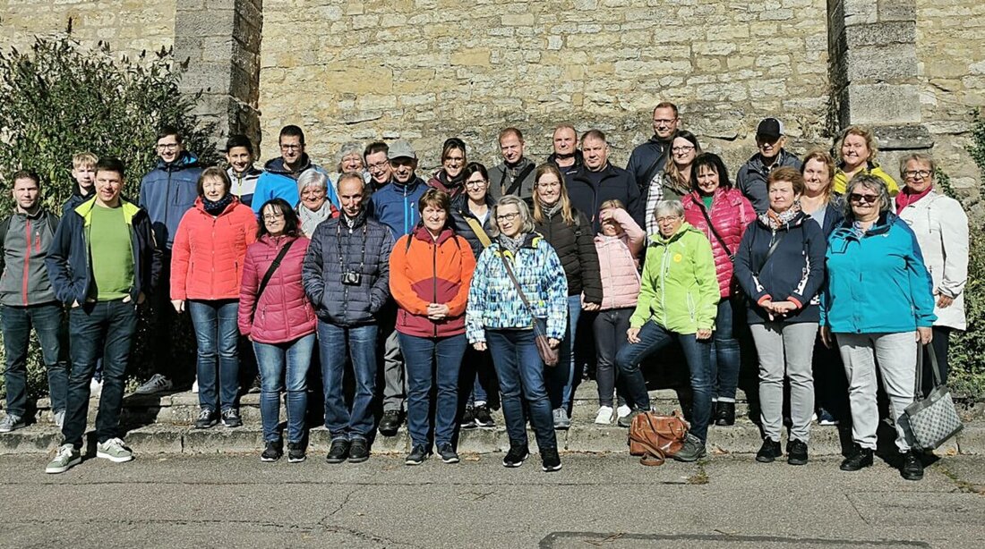 Letzau. 39 Mitglieder der Theatergruppe Letzau besuchten Rothenburg ob der Tauber, genossen eine Stadtführung und erkundeten das Weihnachtsmuseum sowie die Altstadt.
