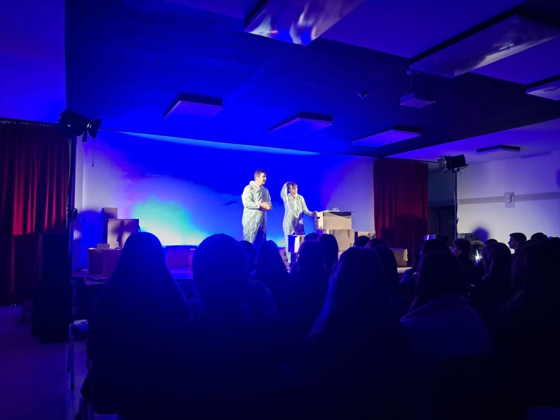 Weiden. Das OVIGO Theater zeigte sein multimediales Stück "SAD-88" am Augustinus-Gymnasium und an der FOS/BOS. Es erinnert an den Brand von 1988 in Schwandorf, warnt vor rechter Gewalt und lädt Schüler zum Gespräch.