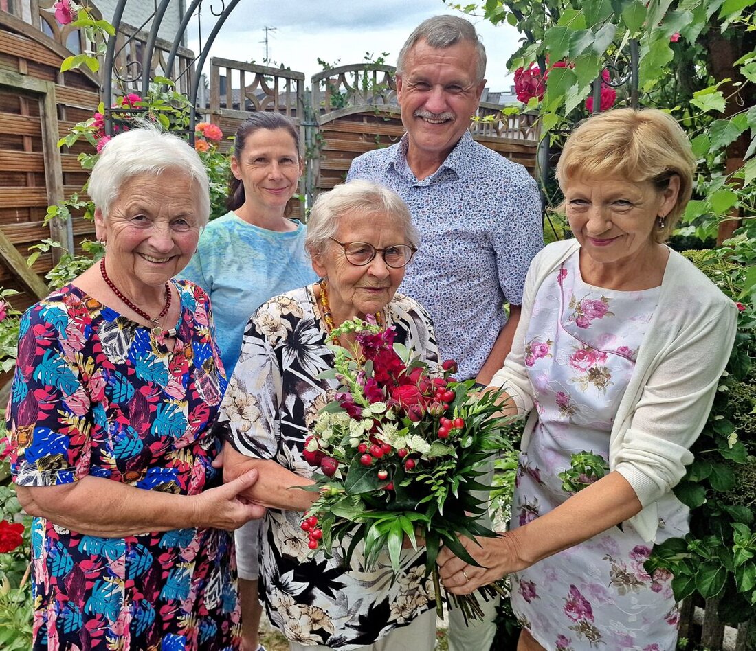 Weiden. Therese Gmeiner feierte in Weiden ihren 90. Geburtstag und wurde für ihr langjähriges Engagement in der AWO und darüber hinaus geehrt.  