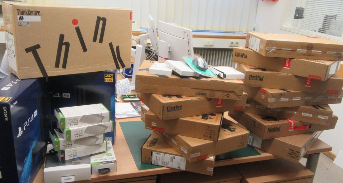 Waidhaus. 13 Laptops, zwei Spielekonsolen, fünf Festplatten und mehr Elektronikzubehör im Wert von rund 12.000 Euro hat die Grenzpolizeiinspektion (GPI) Waidhaus sichergestellt. Zwei Rumänen (28 und 42 Jahre) waren mit [&hellip;]