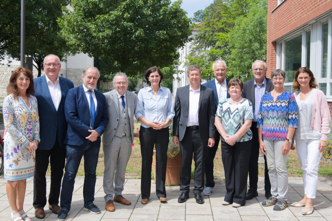 Regensburg. Zum 1. Juli 2026 übernimmt Prof. Dr. Thomas Baghai den Vorstand der medbo. Dr. Dr. Helmut Hausner wechselt als Chefarzt nach Parsberg und bleibt als Direktor für strategische Zukunftsthemen an Bord.