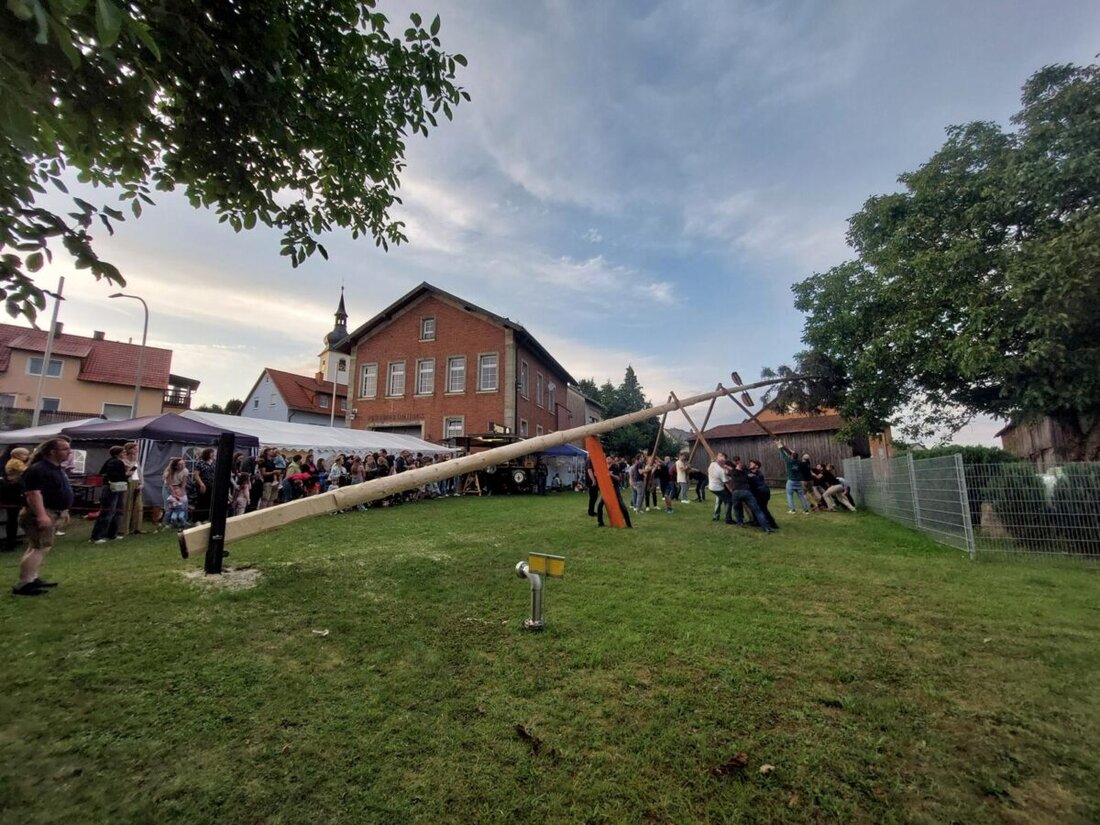Thurndorf. Die Kirchweih wurde mit einem Gottesdienst am Gedenktag des Hl. Apostels Jakobus eröffnet und umfasste traditionelle Feierlichkeiten wie das Aufstellen des "Kirwabaums". Speisen, Getränke und ein "Bayerischer Abend" für die Jugend rundeten das Fest ab.