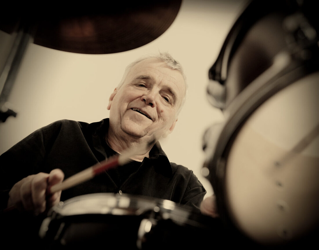 Amberg. Nora Gomringers Late-Night-Reihe Tinte und Terz kehrt ins Stadttheater zurück. Am Mittwoch, 28. Januar 2026, 20 Uhr, empfängt sie zur dritten Ausgabe dieser Spielzeit den Perkussionisten Erwin Rehling.