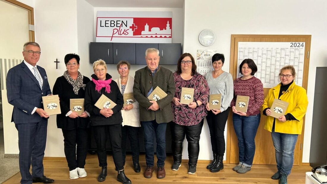 Tirschenreuth. Eberhard Polland stellt seinen sechsten Band "Damals in Tirschenreuth" vor, eine Zeitreise mit Geschichten über Räuber, Gendarmen und die Polizei. Das Buch ist ab sofort für 22,95 EUR in lokalen Buchhandlungen erhältlich.