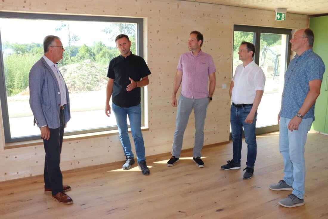 Tirschenreuth. Das Thema Bildung hat in Tirschenreuth höchste Priorität. Nach der Neueröffnung des Kinderhauses Weltentdecker im Jahr 2021 und der Einweihung des Waldkindergartens im Jahr 2025 wird aktuell bereits der mittlerweile sechste Kindergarten gebaut. 