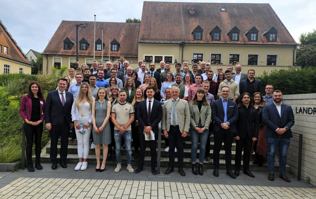 Tirschenreuth. Mit einer feierlichen Veranstaltung hat der Landkreis Tirschenreuth auch in diesem Jahr zahlreiche Absolventinnen und Absolventen beruflicher Weiterbildungen ausgezeichnet. Im großen Sitzungssaal im Landratsamt wurden die Leistungen von Meisterinnen und Meistern, Fach- und Betriebswirtinnen und -wirten sowie weiteren erfolgreichen Absolventen gewürdigt. 