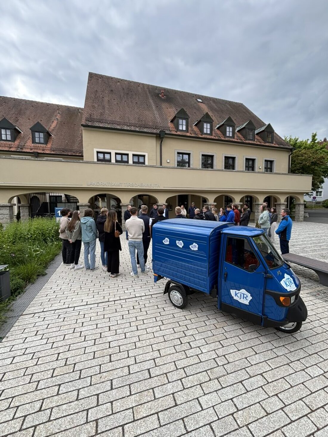 Tirschenreuth. Am Samstag fand in Zusammenarbeit mit dem Kreisjugendring ein Jugendempfang im Innenhof des Landratsamtes statt. Landrat Roland Grillmeier dankte rund 40 engagierte junge Menschen für ihre Arbeit.