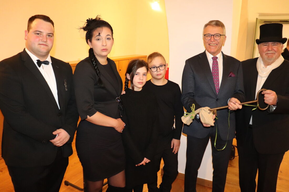 Tirschenreuth. Die Faschingsgesellschaft Tursiana gab am Aschermittwoch die Stadtinsignien zurück, während der Bürgermeister ihre Leistungen und Veranstaltungen lobte.