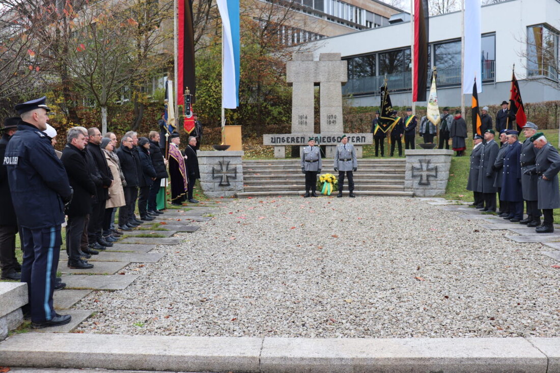 Tirschenreuth. Am Volkstrauertag gedachte Tirschenreuth der Kriegstoten und Gewaltopfer mit einem Trauermarsch und einer Kranzniederlegung. Bürgermeister Franz Stahl betonte in seiner Rede die Bedeutung von Frieden und die Notwendigkeit, Waffen niederzulegen.