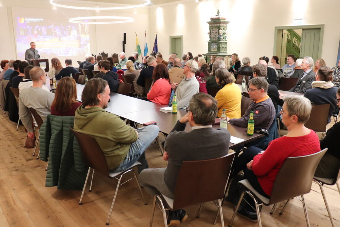 Tirschenreuth. Großes Interesse an der ersten Infoveranstaltung zur EUROPASSION 2027, mit Plänen zur Wiederaufführung und Bürgermeisterlob für die Beteiligten. Fast 80 Personen nahmen teil, und bereits 50 bekundeten Interesse an einer Mitwirkung.