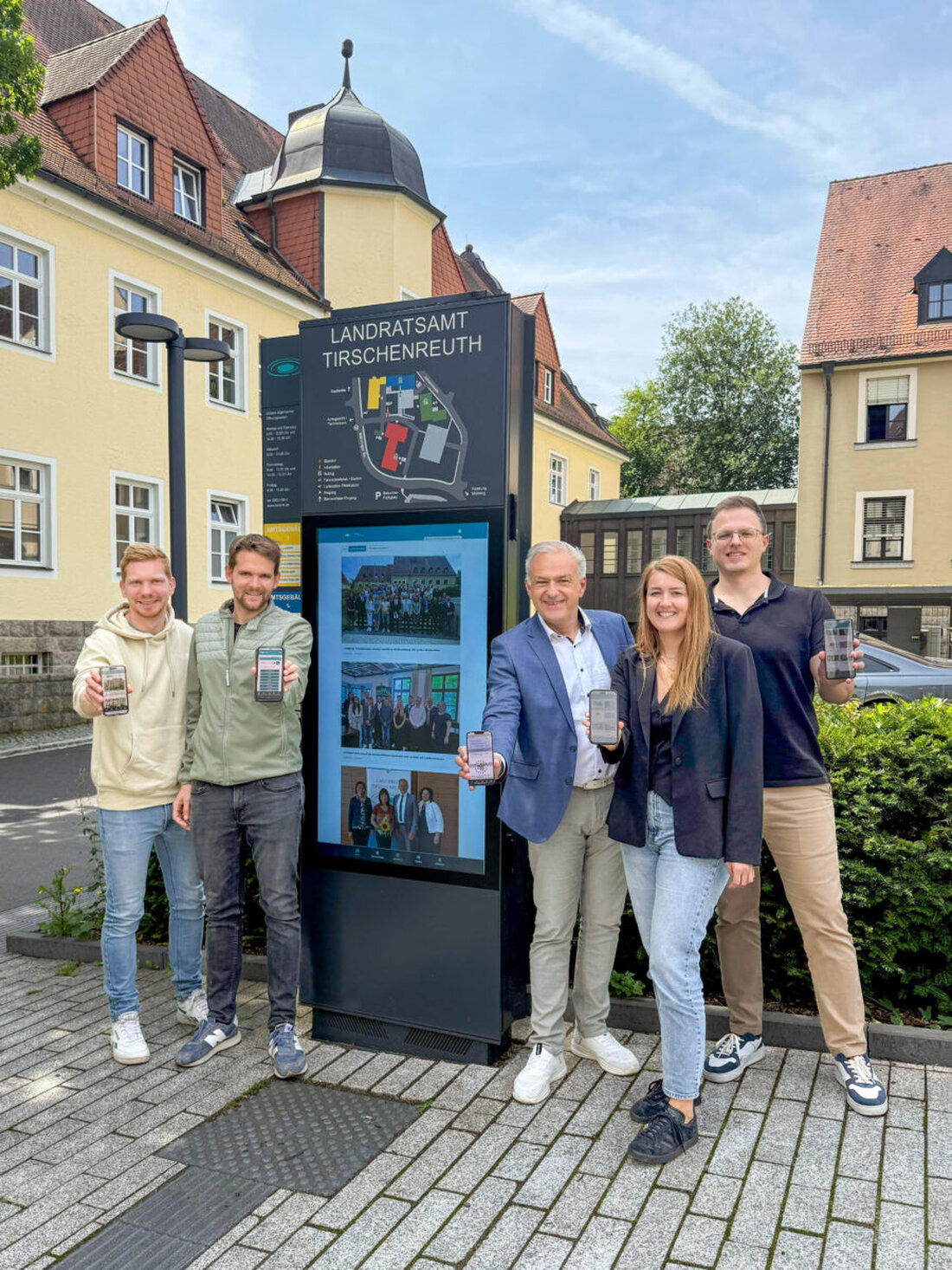 Tirschenreuth. Der Landkreis veröffentlicht eine kostenlose Web-App mit Infos, Services, Nachrichten, Chatbot und Push-Benachrichtigungen, abrufbar über app.kreis-tir.de.