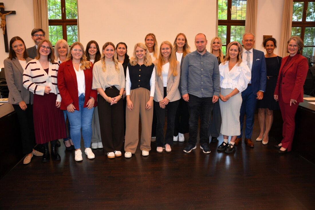 Tirschenreuth. Mit einer Feierstunde im großen Sitzungssaal des Landratsamts Tirschenreuth wurden am Montag, 15. September, zwölf neue Lehrkräfte für den Schuldienst im Landkreis vereidigt. 
