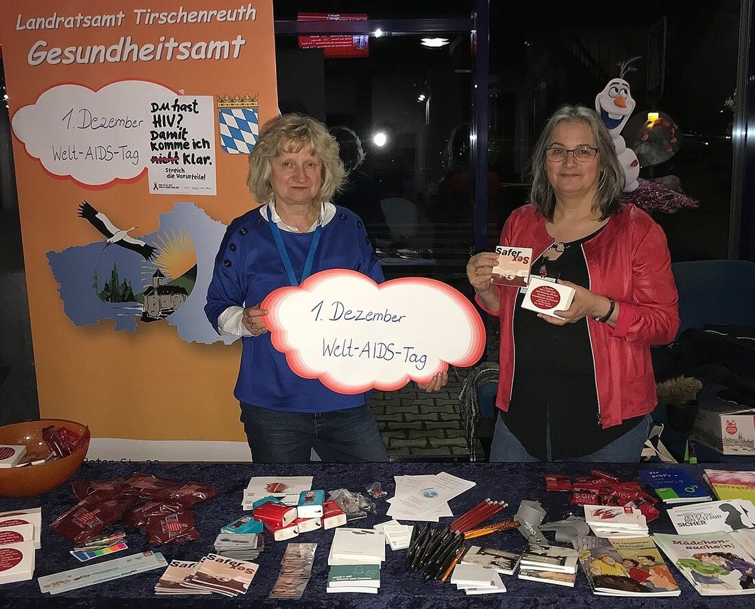 Tirschenreuth. Das Gesundheitsamt vor Ort: Anlässlich des Welt-Aids-Tages sorgten Mitarbeiter des Gesundheitsamtes an einem Infostand für Aufklärung. Der 1. Dezember gilt als Welt-Aids-Tag. Anlässlich dieses Tages war das Gesundheitsamt Tirschenreuth [&hellip;]