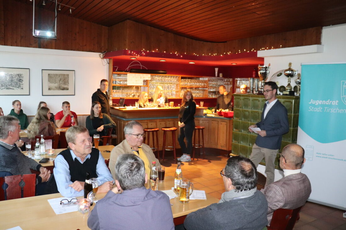 Tirschenreuth. Der Jugendrat von Tirschenreuth lud zur jährlichen Jugendversammlung mit Fokus auf politisches Engagement und künftige Projekte ein. Veranstaltung bot selbstgemachte Cocktails und Pläne für 2025, inklusive Open-Air-Kino.