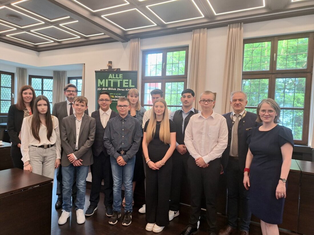 Tirschenreuth. Bereits zum dritten Mal in Folge hat der Landkreis Tirschenreuth die besten Absolventinnen und Absolventen der Mittelschulen im Landkreis im Rahmen einer kleinen Feierstunde ausgezeichnet. 