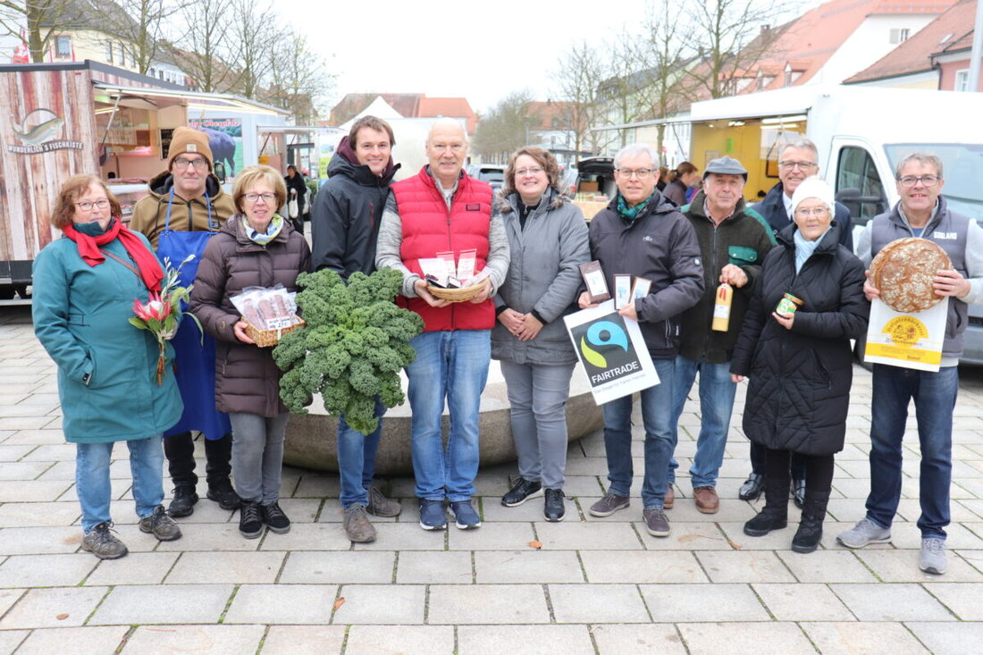Tirschenreuth. Der Wochenmarkt in Tirschenreuth erfreut sich großer Beliebtheit und bietet jeden Donnerstag von 8 bis 13 Uhr eine Vielfalt an frischen und nachhaltigen Produkten. Bürgermeister Franz Stahl dankt den Händlern und Erzeugern für ihre langjährige Treue und deren Beitrag zur Attraktivität der Innenstadt.