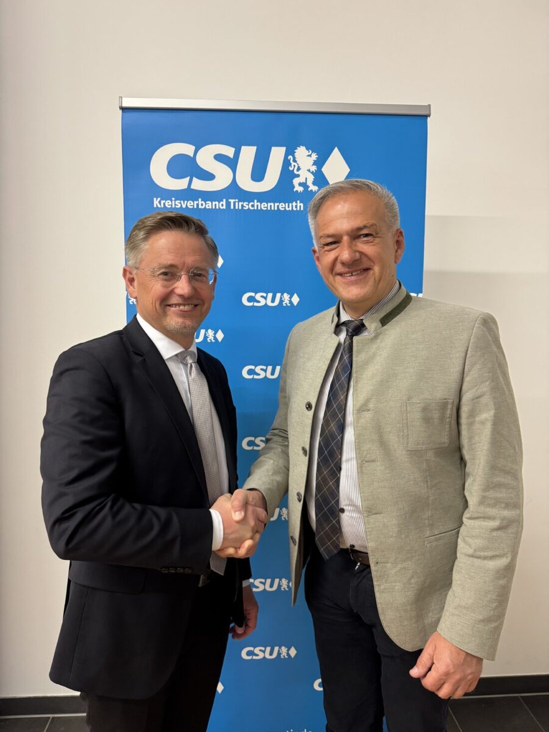 Tirschenreuth. Tobias Reiß wurde mit 97,4 Prozent der Stimmen als Kreisvorsitzender des CSU-Kreisverbands Tirschenreuth bestätigt. Die Kreisversammlung wählte außerdem neue Vorstandsmitglieder und bereitet sich auf Kommunalwahlen vor.