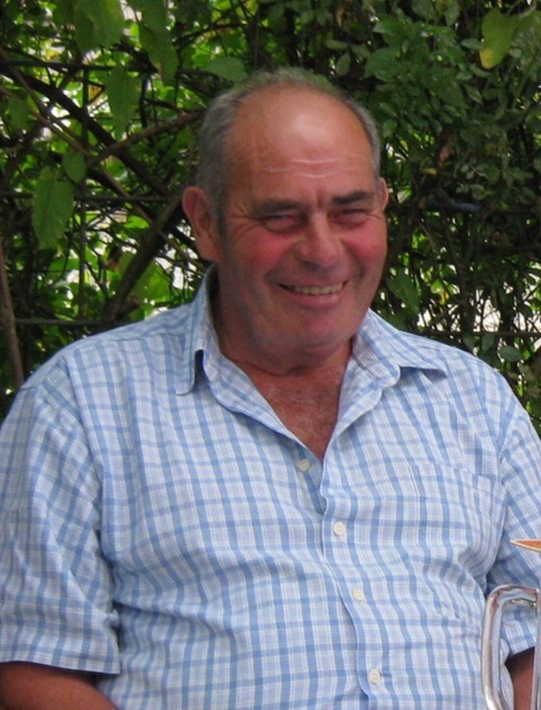 Bernrieth. Im Alter von 86 Jahren verstarb der Landwirt Johann Bodensteiner, bekannt als "Schwoum-Hans", umgeben von seiner Familie nach einer Zeit der Pflegebedürftigkeit. Er war als engagierter Landwirt und Gemeindemitglied geschätzt und erlebte mit Freude den technischen Fortschritt in der Landwirtschaft.