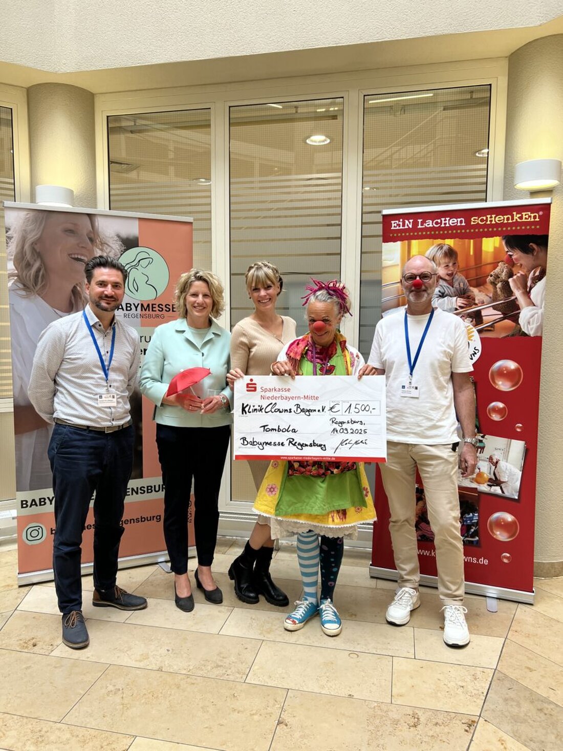Regensburg. Die 1. Babymesse am 14. September 2025 zählte 650 Besucher und 70 Aussteller. Die Tombola erbrachte 1500 Euro für die KlinikClowns, überreicht an Klinikclown Dr. Zottel.