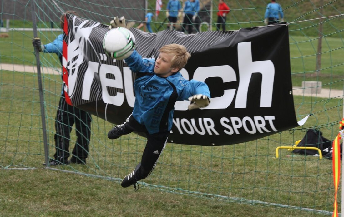 Tirschenreuth. Wenn Huberth Rosner ruft, eilen die jungen Talente herbei. Die TKG-Torwartschule des Tirschenreuthers genießt einen hervorragenden Ruf weit über die Grenzen des Landkreises hinaus. Ende Dezember lädt der Torhüter die [&hellip;]