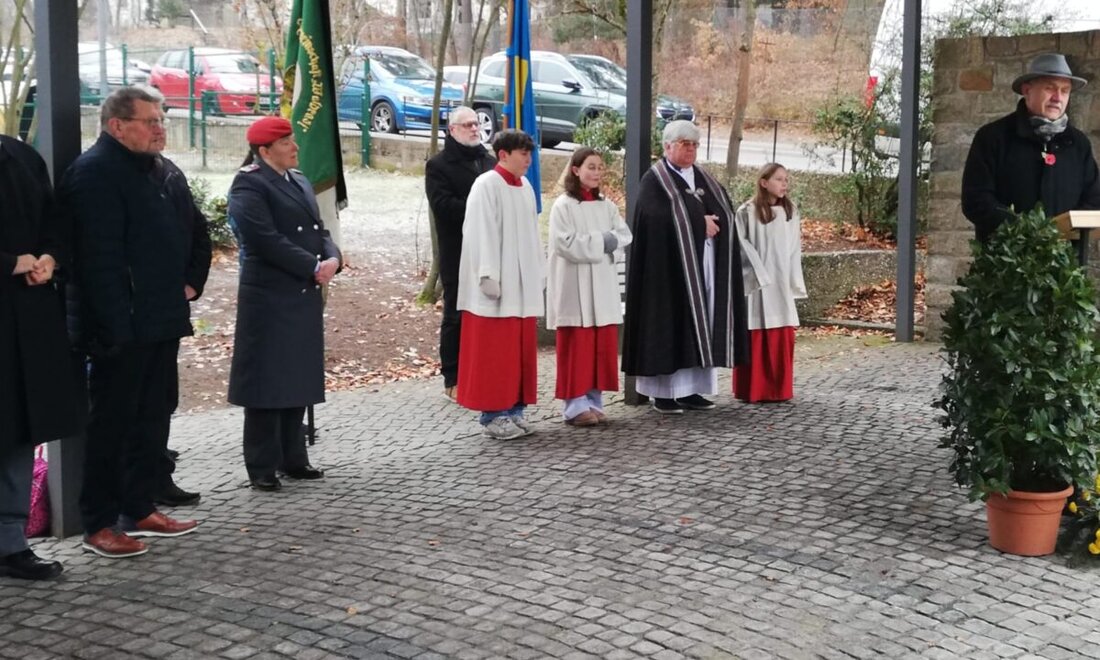 Weiden. Am Totensonntag gedachte Weiden-West am Ehrenmal der Gefallenen und Vermissten. Pfarrer Thomas Jeschner zelebrierte den Gottesdienst, es folgte die Kranzniederlegung, trotz Kälte mahnte Hans-Jürgen Gmeiner zum Frieden.