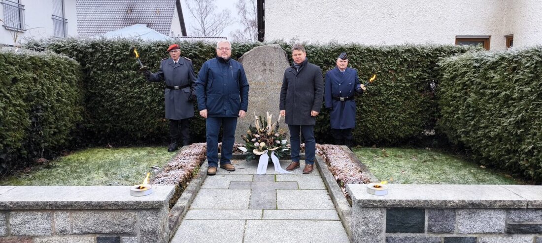 Weiden. Am Totensonntag kamen die Rehbühlsiedler zum stillen Gedenken zusammen. Erster Vorsitzender Hans-Jürgen Meier eröffnete den Gedanktag. Als Hauptredner war Dr. Benjamin Zeitler anwesend. Im Anschluss luden die Rehbühlsiedler zum Frühschoppen ins VfB-Sportheim ein.