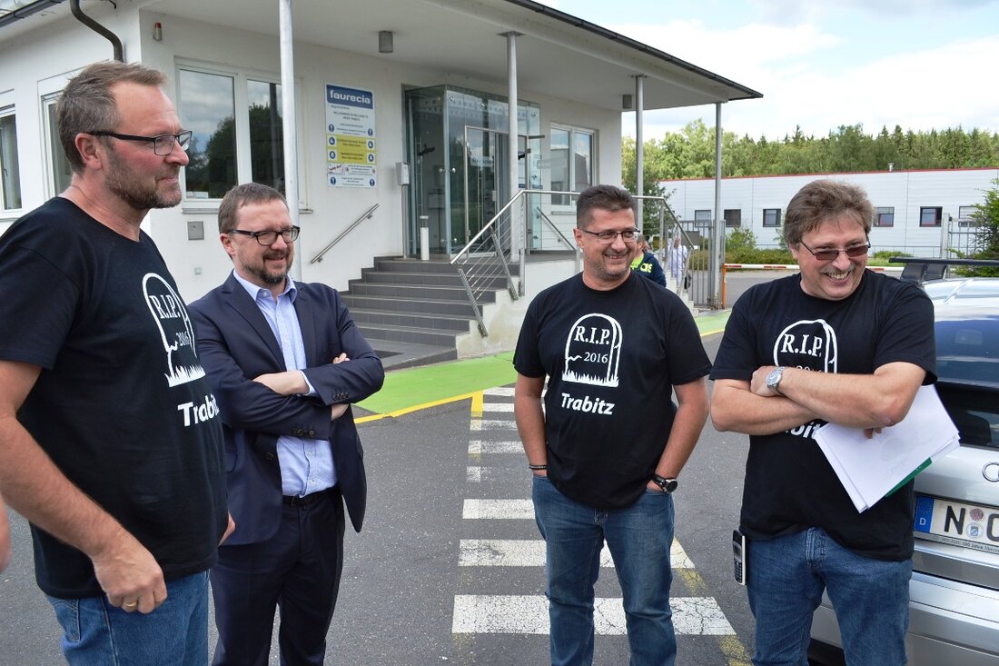 Trabitz. Die Transfergesellschaft für die verbliebenen etwa 260 von einst über 400 Mitarbeiter von Faurecia in Trabitz ist perfekt. Damit haben Betriebsrat und Gewerkschaft ihr Minimalziel erreicht und dem französischen Automobilzulieferer, [&hellip;]