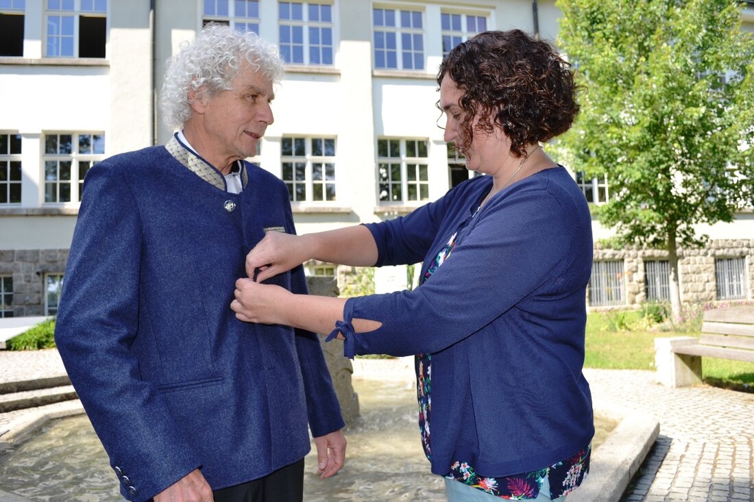 Tirschenreuth. Nicht nur in den südlichen bayerischen Gefilden ist man stolz auf seine Tradition. Nun hat auch der Landkreis Tirschenreuth eine eigene Tracht. Für Damen und Herren gibt es jetzt [&hellip;]