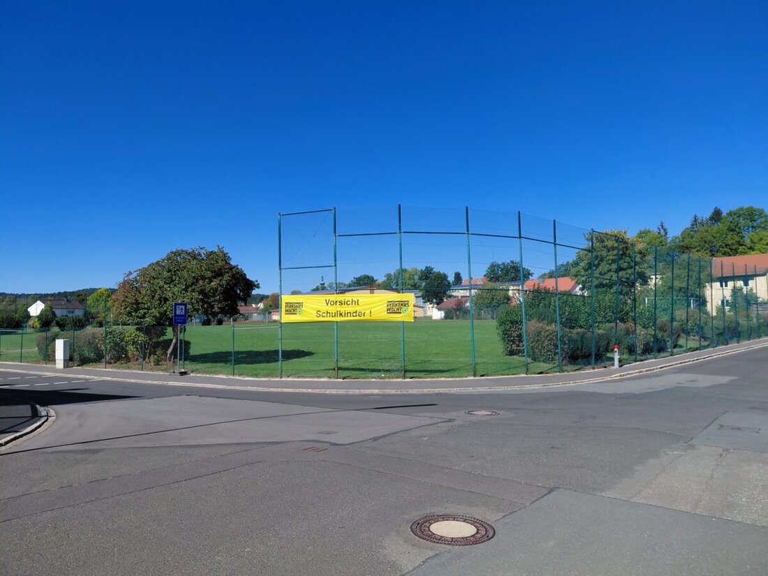 Pressath. Die Pressather Schulen melden eine stabile Entwicklung.  Bauprojekte verzögern sich wegen hoher Angebote. Diskussionen gibt es um ein Trachtenjugend-Zeltlager auf dem Schulsportplatz im August 2026. 