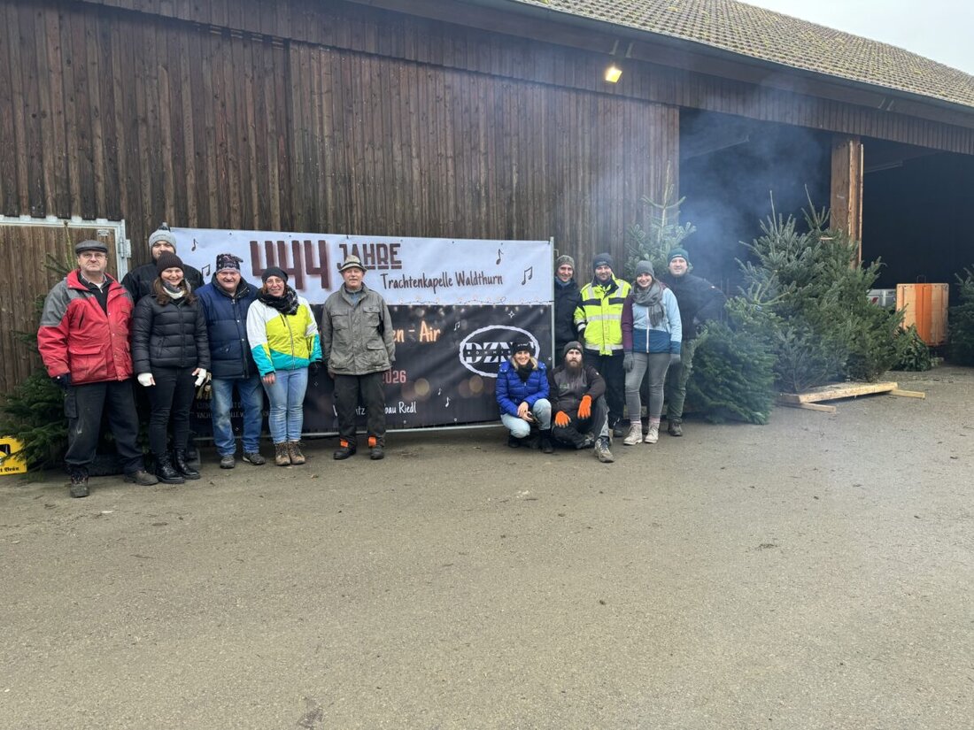 Waldthurn. Die Trachtenkapelle eröffnete die ersten zwei Verkaufstage ihres Christbaumverkaufs; viele packten bei Beratung und Auslieferung an. Weiter geht es am 11. Dezember, 17 bis 19 Uhr, und am 13. Dezember, 9 bis 14.30 Uhr.